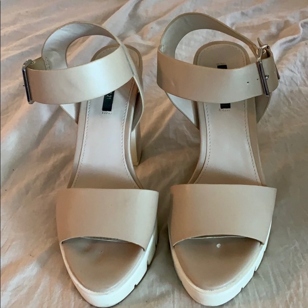 Forever 21 Tan and White Sandals size 5.5